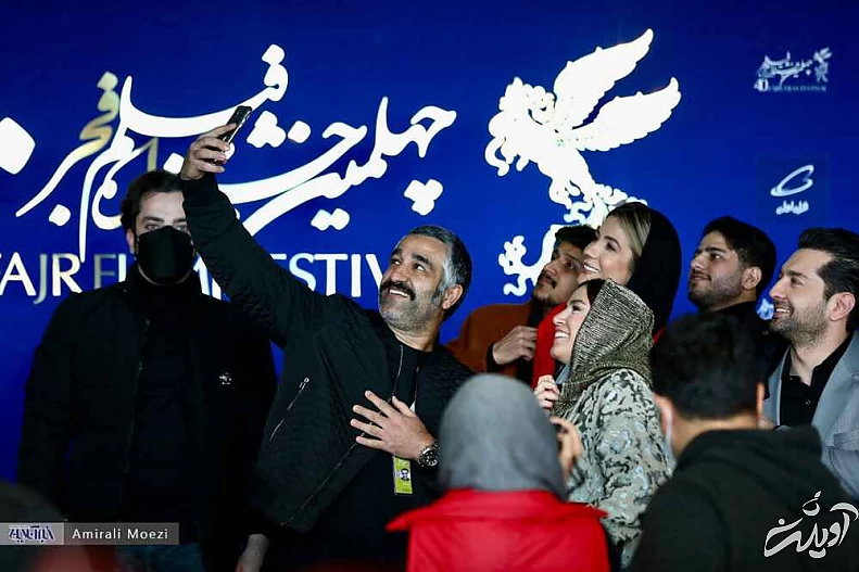 عکس - تیپ و ژست های جالب پژمان جمشیدی در جشنواره فیلم فجر